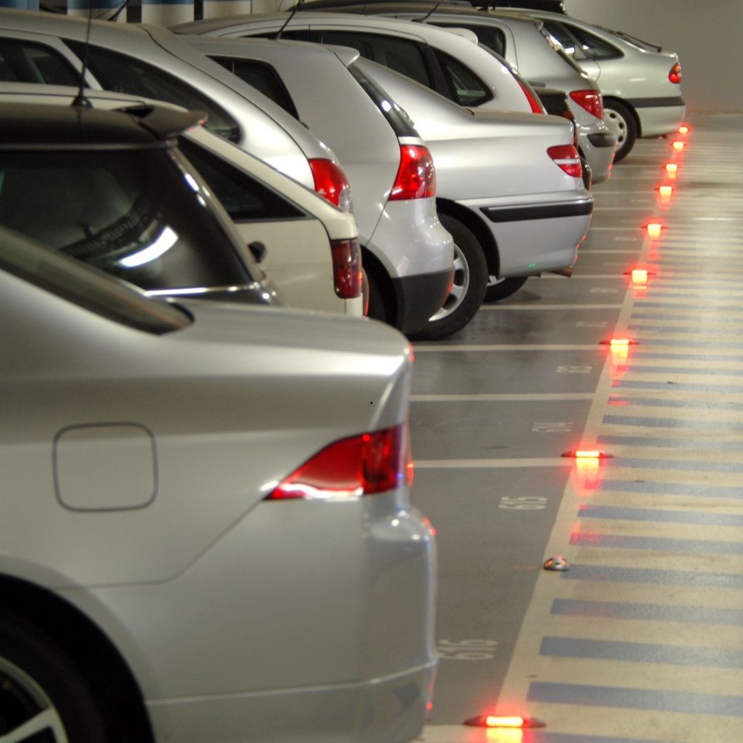 Oportunidad de inversión en Tenerfe, parking completo con plazas de garaje, trasteros y local comercial. Con rentas ya en la actualidad